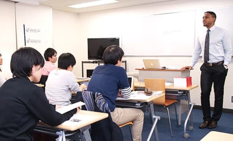 東京校（新宿）へ通学して学びます。